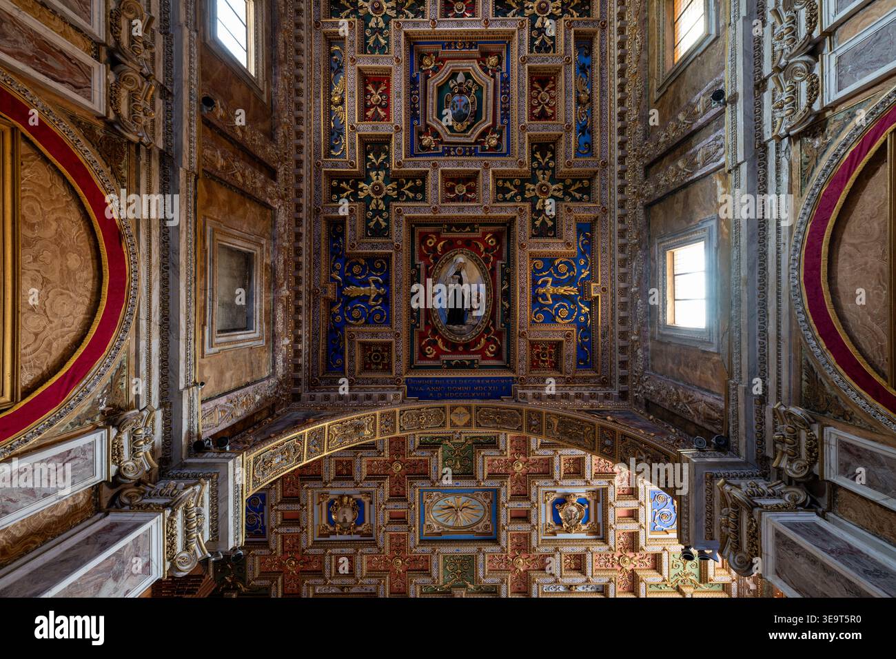 Rome, Italie - 28 août 2025 : plafond orné à caissons et décoration dorée de style baroque à l'intérieur de la Basilica di Santa Francesca Romana, Rome, avec un cadre en R Banque D'Images