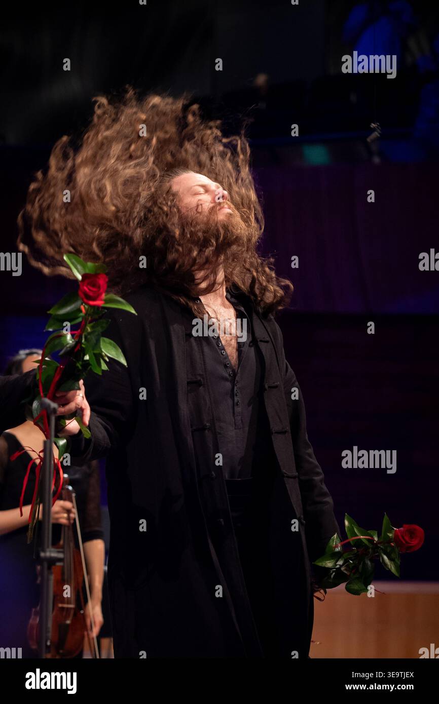 Le baryton basse américain Cody Quattlebaum s’incline avec énergie, ses cheveux volent farouchement autour de son visage après la performance avec il Pomo d’Oro à NOSPR. Banque D'Images