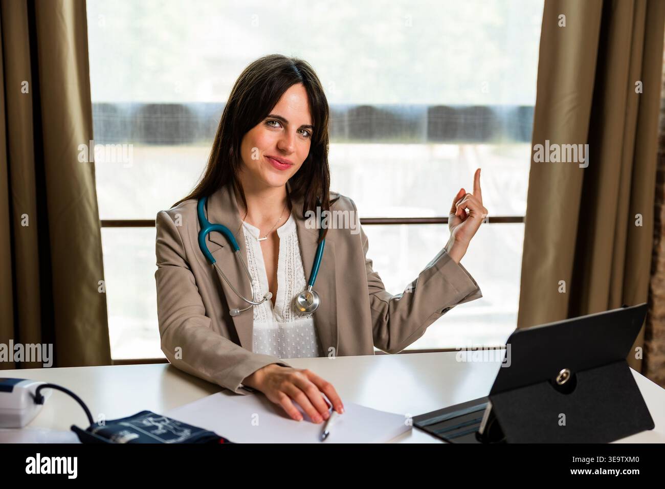 Médecin féminin expliquant des informations médicales pointant vers le haut Banque D'Images
