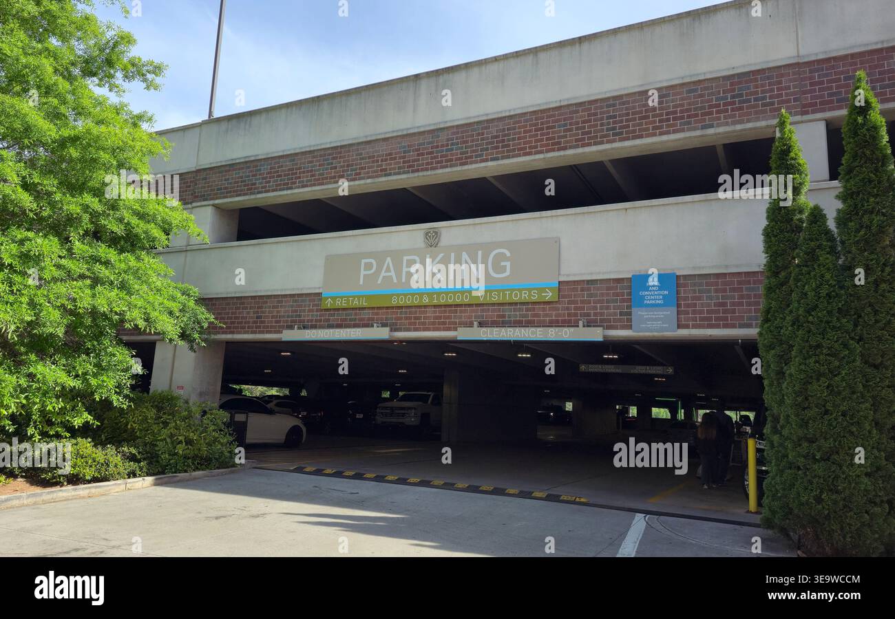 Entrée de garage de stationnement dans un complexe résidentiel et commercial moderne à Alpharetta, Géorgie, États-Unis. Infrastructure urbaine avec signalisation, véhicules - Image de stock capturée avec un smartphone