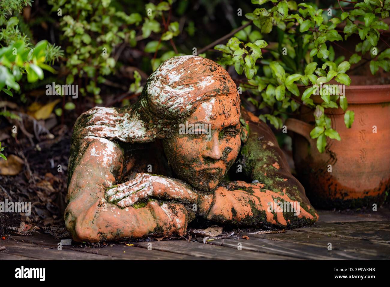Sculpture en poterie relaxante, Chemin de fer de Driving Creek, Péninsule de Coromandel, Nouvelle-Zélande Banque D'Images