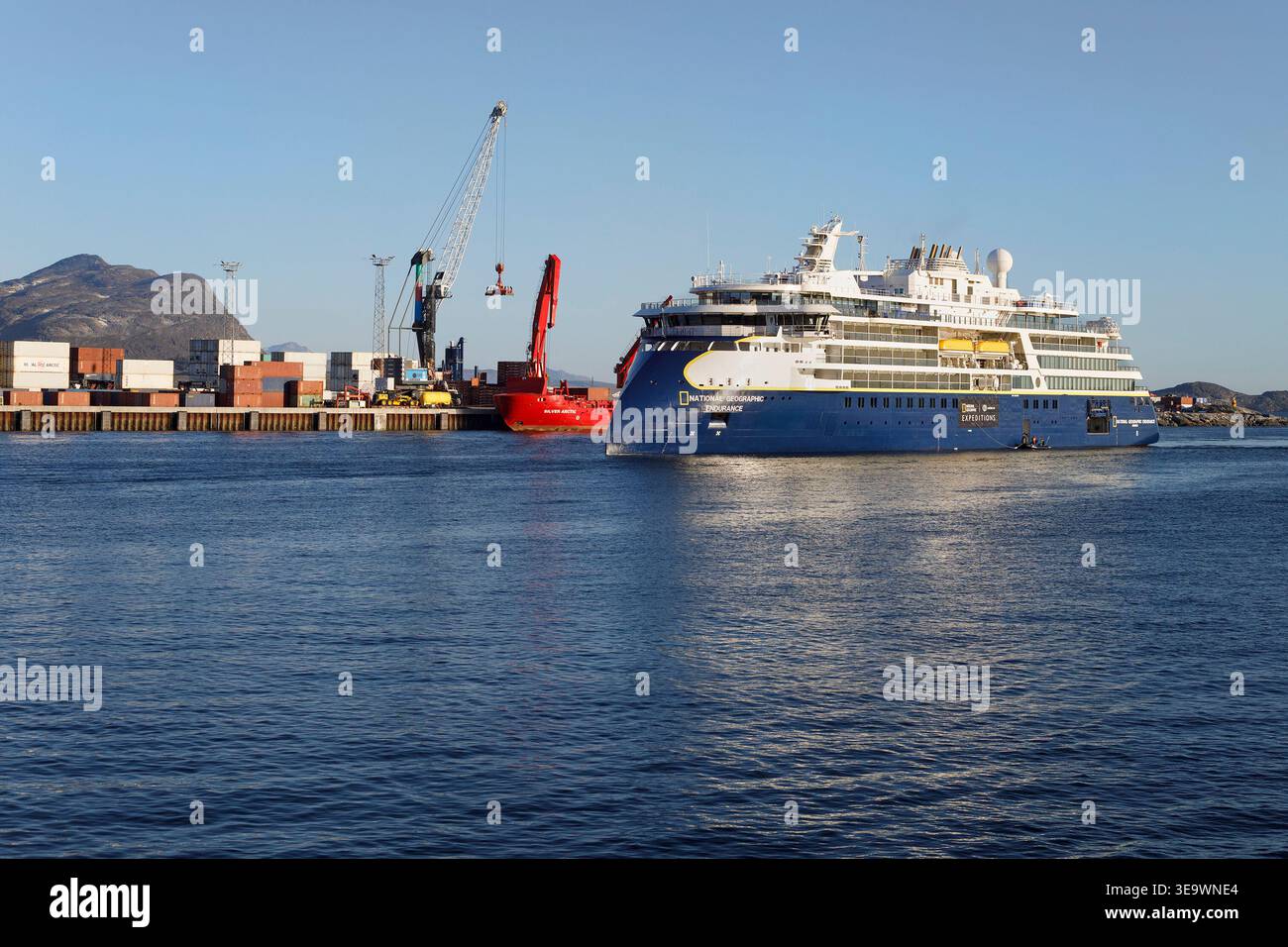 Nuuk, le port du Groenland et le port avec des conteneurs maritimes et le navire d'expédition National Geographic Endurance Banque D'Images