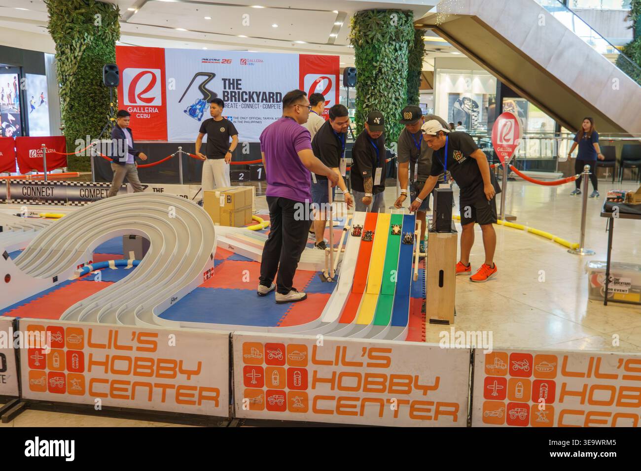 Participants à la course de voitures miniatures 4WD lors d'un tour de qualification de la Tamiya Mini 4WD Philippine Cup à Cebu City, Philippines. Banque D'Images