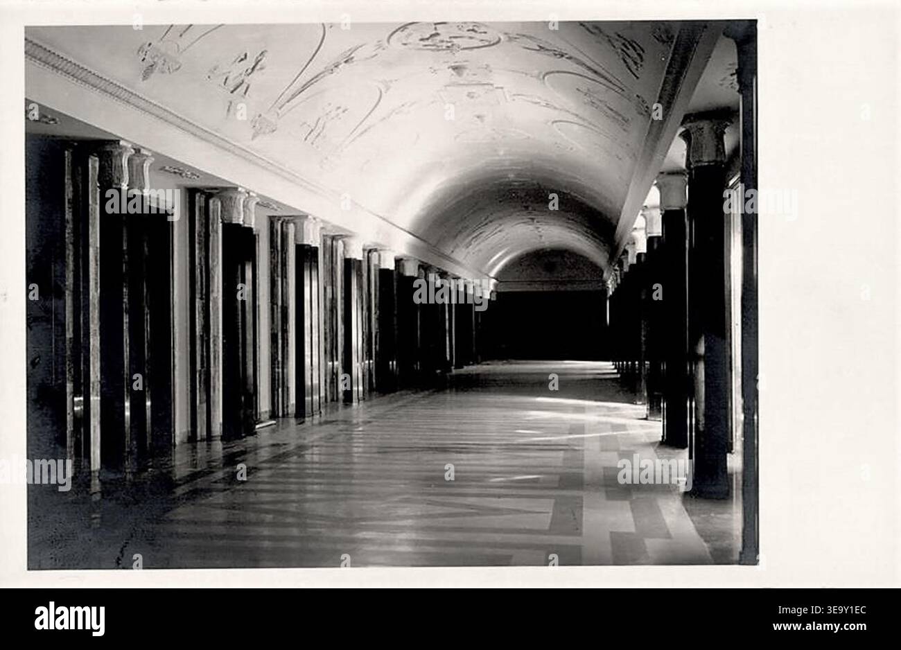 Walter Kleinfeldt (1899-1945) est un photographe et artiste allemand. Cette carte postale d'archives représente le Wandelhalle (couloir) dans la Neue Aula de l'Université Tübingen, avant juin 1935. La photographie de Kleinfeldt capture la grande architecture et l'intérieur du bâtiment emblématique de l'université. Banque D'Images