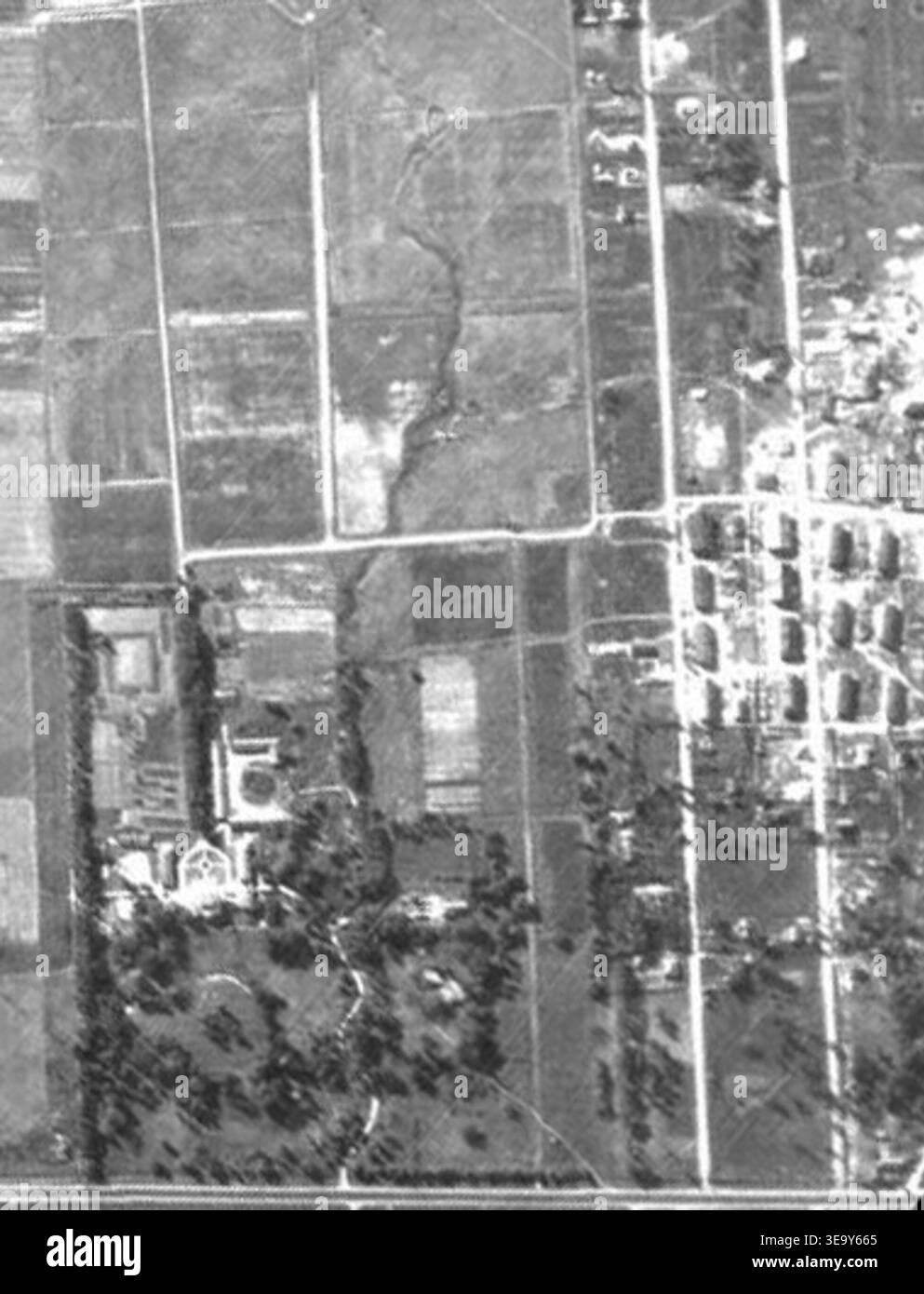 *Vid-na-demidovskij-Park-s-samoleta-1939-08-15-aerofoto* est une photographie aérienne prise le 15 août 1939, montrant le parc Demidov en Russie. L'image offre une vue d'ensemble du paysage du parc, illustrant la conception et l'aménagement du parc avant la première Guerre mondiale Banque D'Images