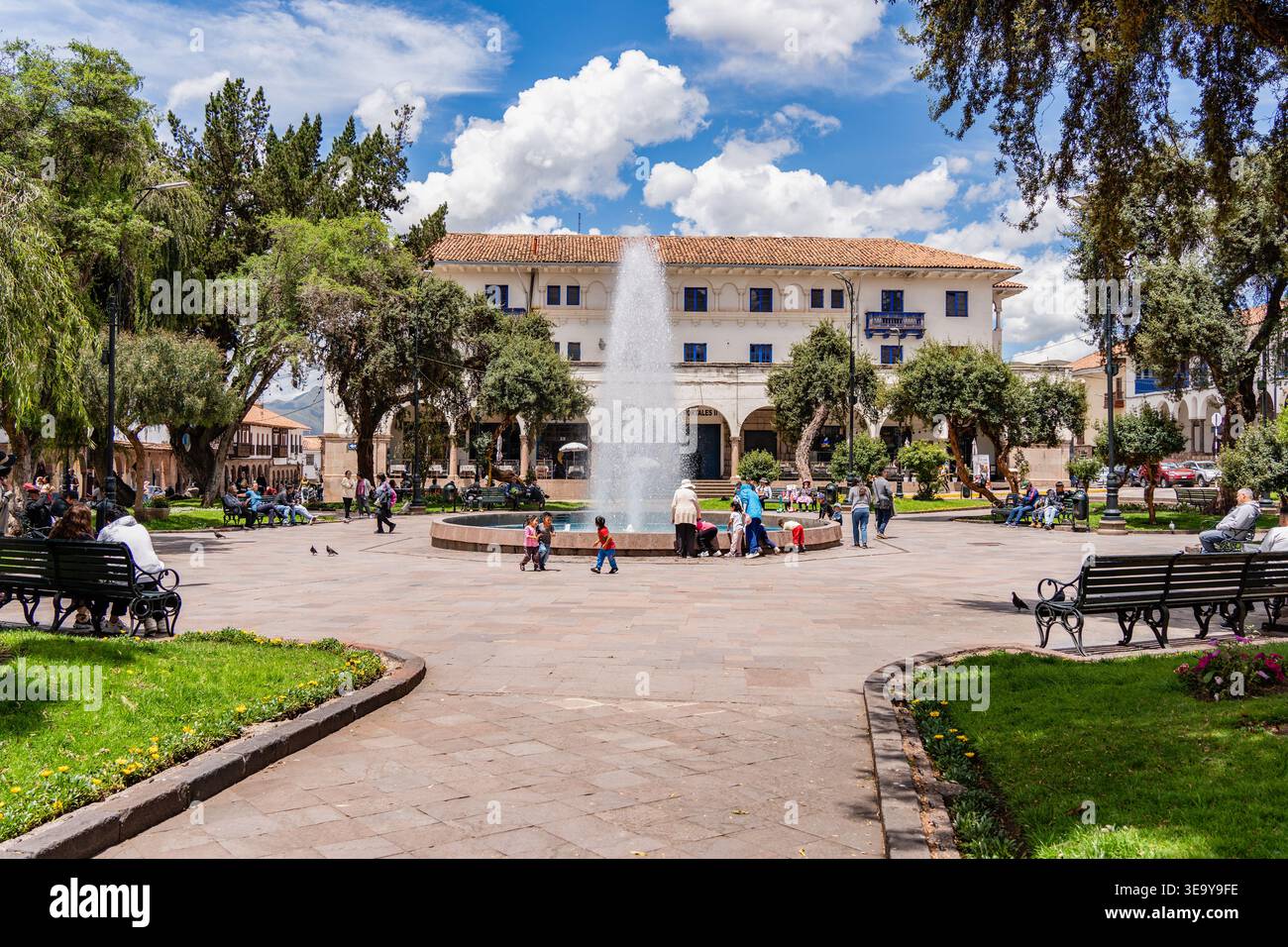 Cusco, Pérou - 22 mars 2025 : scène paisible de la Plaza Regocijo, situé dans le centre de Cusco Banque D'Images