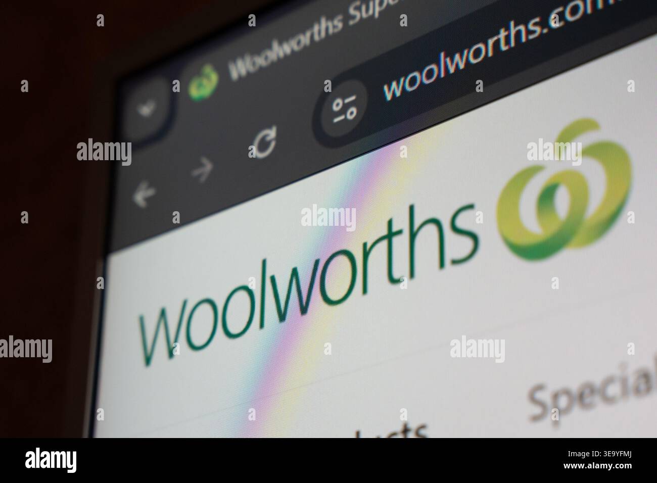 18 avril 2026 - Tachkent, Ouzbékistan : vue rapprochée du site Woolworths sur écran numérique montrant le logo et les éléments d'interface. Banque D'Images