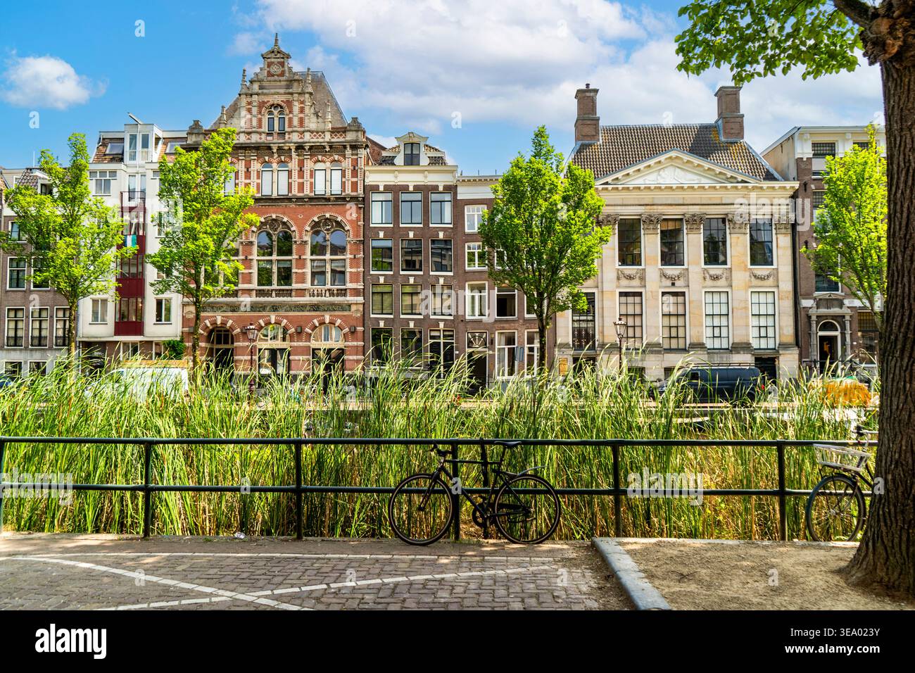 Architecture traditionnelle et vélos le long d'un canal à Amsterdam Banque D'Images