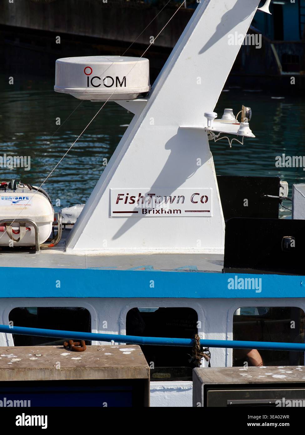 Un chalutier de Fishtown Co. au port dans la pittoresque ville balnéaire de Brixham, Devon, Royaume-Uni Banque D'Images