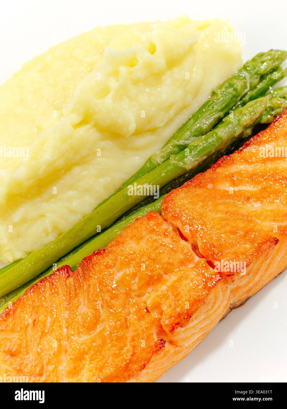 saumon grillé avec sauce et légumes sur une assiette Banque D'Images