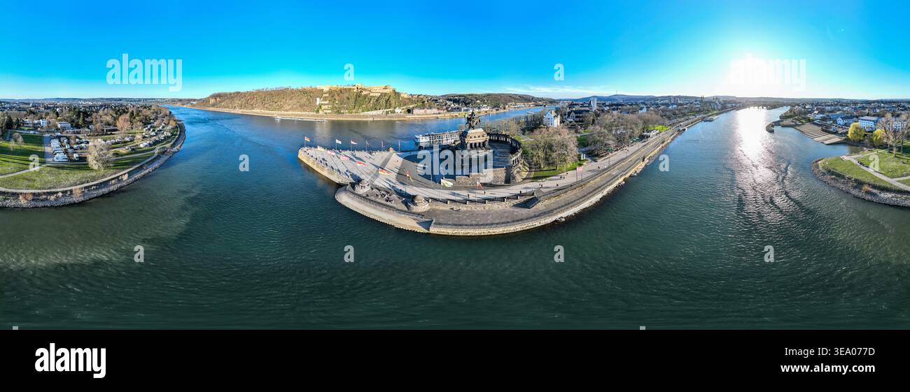 Vue aérienne de Deutsches Eck où la Moselle rejoint le Rhin, Coblence, Rhénanie-Palatinat, Allemagne. Banque D'Images