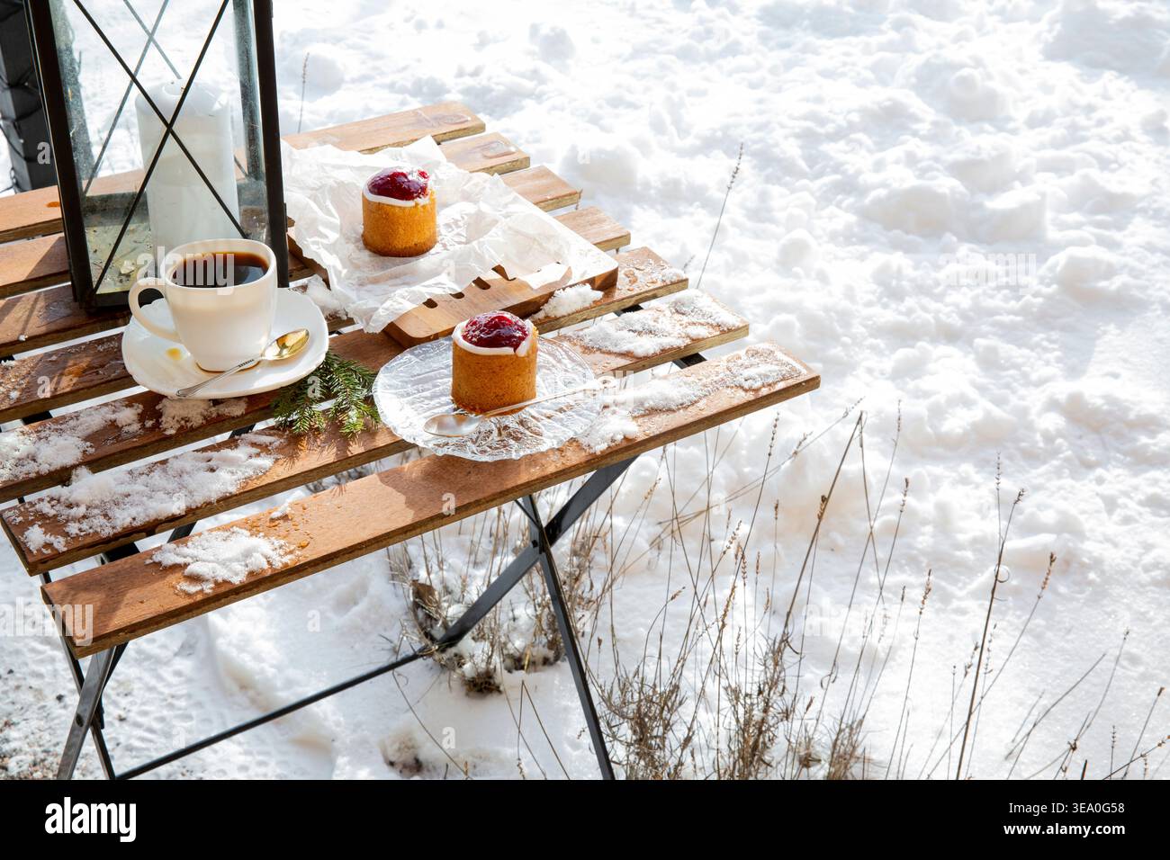 Torte finlandaise traditionnelle Runeberg avec café sur la terrasse enneigée. Moment hygge nordique confortable, fika d'hiver et concept de dessert scandinave de saison. Banque D'Images