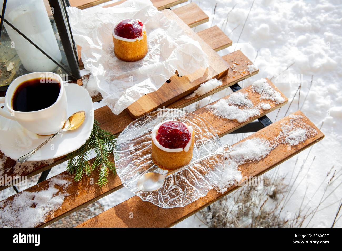 Torte finlandaise traditionnelle Runeberg avec café sur la terrasse enneigée. Moment hygge nordique confortable, fika d'hiver et concept de dessert scandinave de saison. Banque D'Images