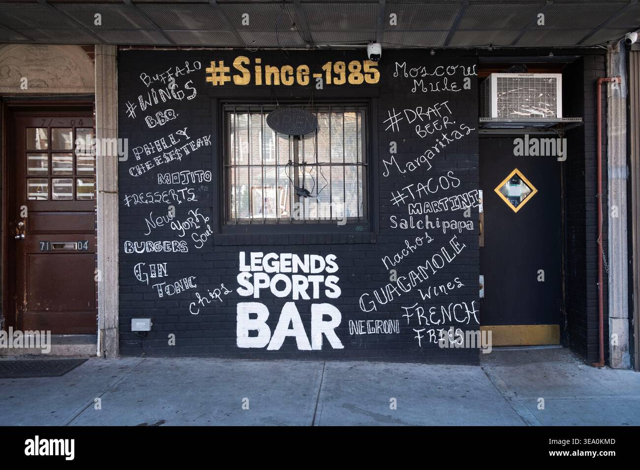 L'extérieur et l'entrée du Legends Sports Bar and Grill sur la 35e Avenue à Jackson Heights, Queens, New York. Banque D'Images