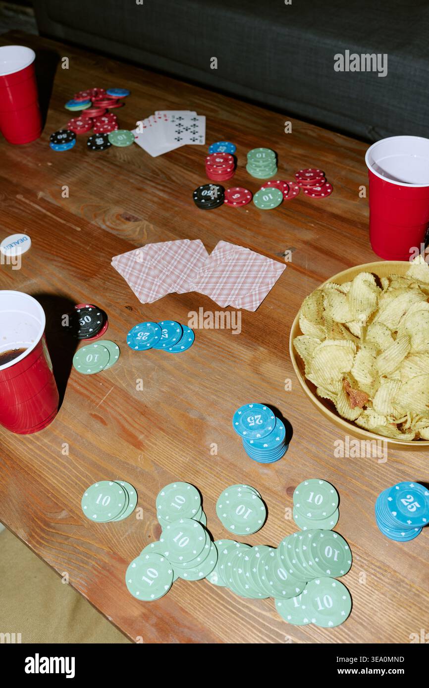 Configuration de la table de poker avec jetons de cartes à jouer et collations de fête Banque D'Images