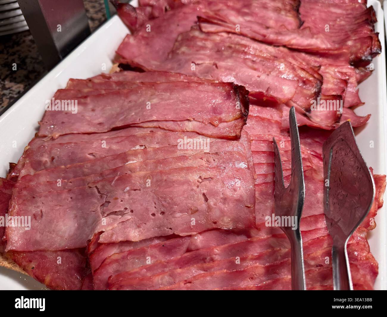 viande tranchée sur un plateau buffet style prêt à manger concept de bannière de restauration de restaurant traiteur Banque D'Images