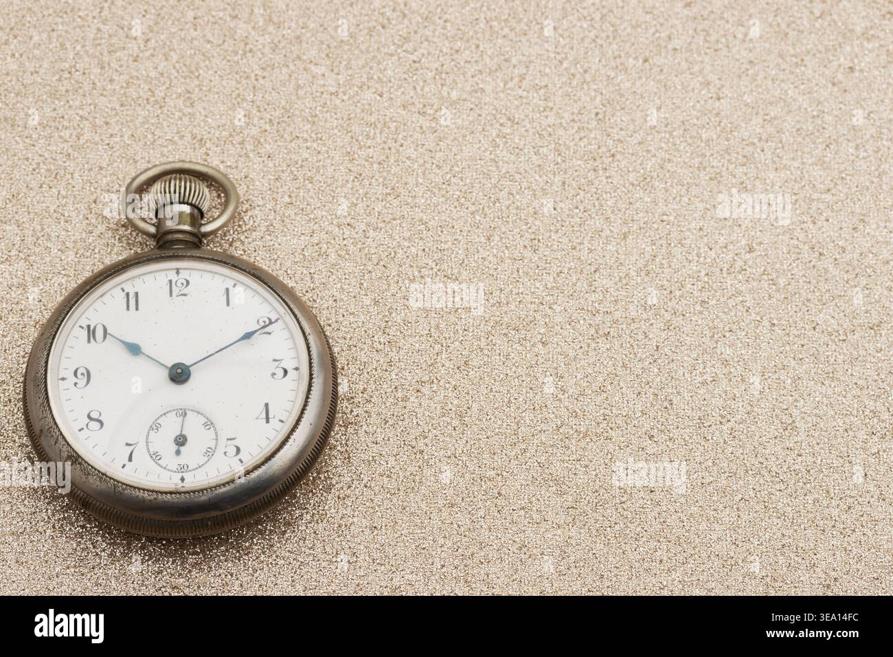 Montre de poche vintage sur fond de paillettes dorées avec espace de copie, symbolisant le temps, le luxe, la date limite, et l'utilisation élégante de conception à thème de célébration Banque D'Images