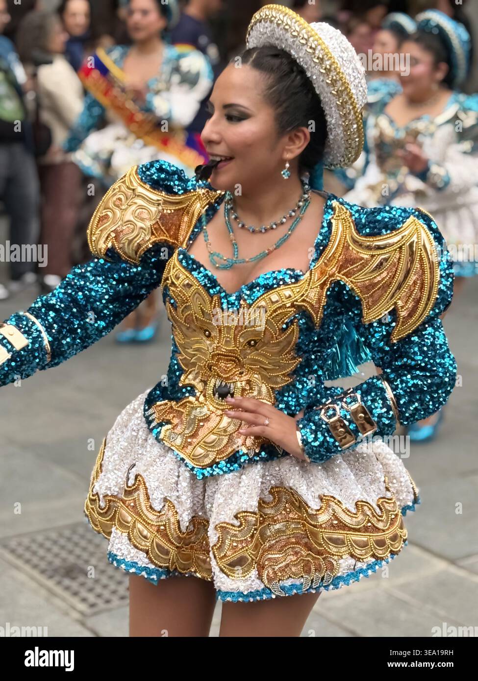 Séville, Espagne, 07 mars 2026, Carnaval bolivien et ibéro-américain. La communauté latine montre ses costumes et danses régionaux traditionnels à la Banque D'Images