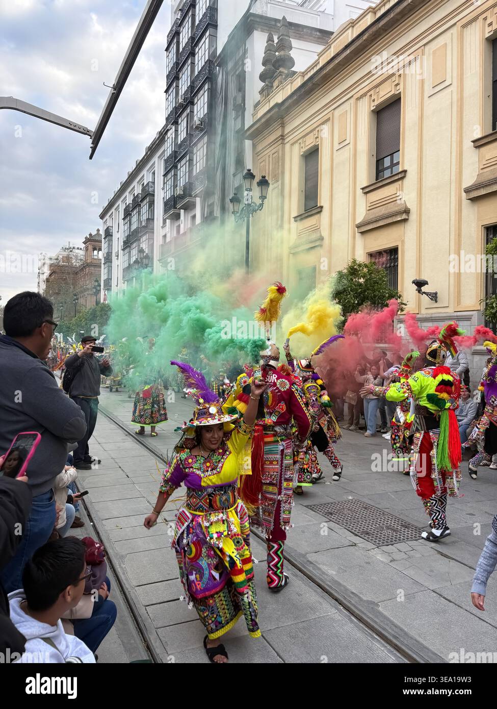Séville, Espagne, 07 mars 2026, Carnaval bolivien et ibéro-américain. La communauté latine montre ses costumes et danses régionaux traditionnels à la Banque D'Images