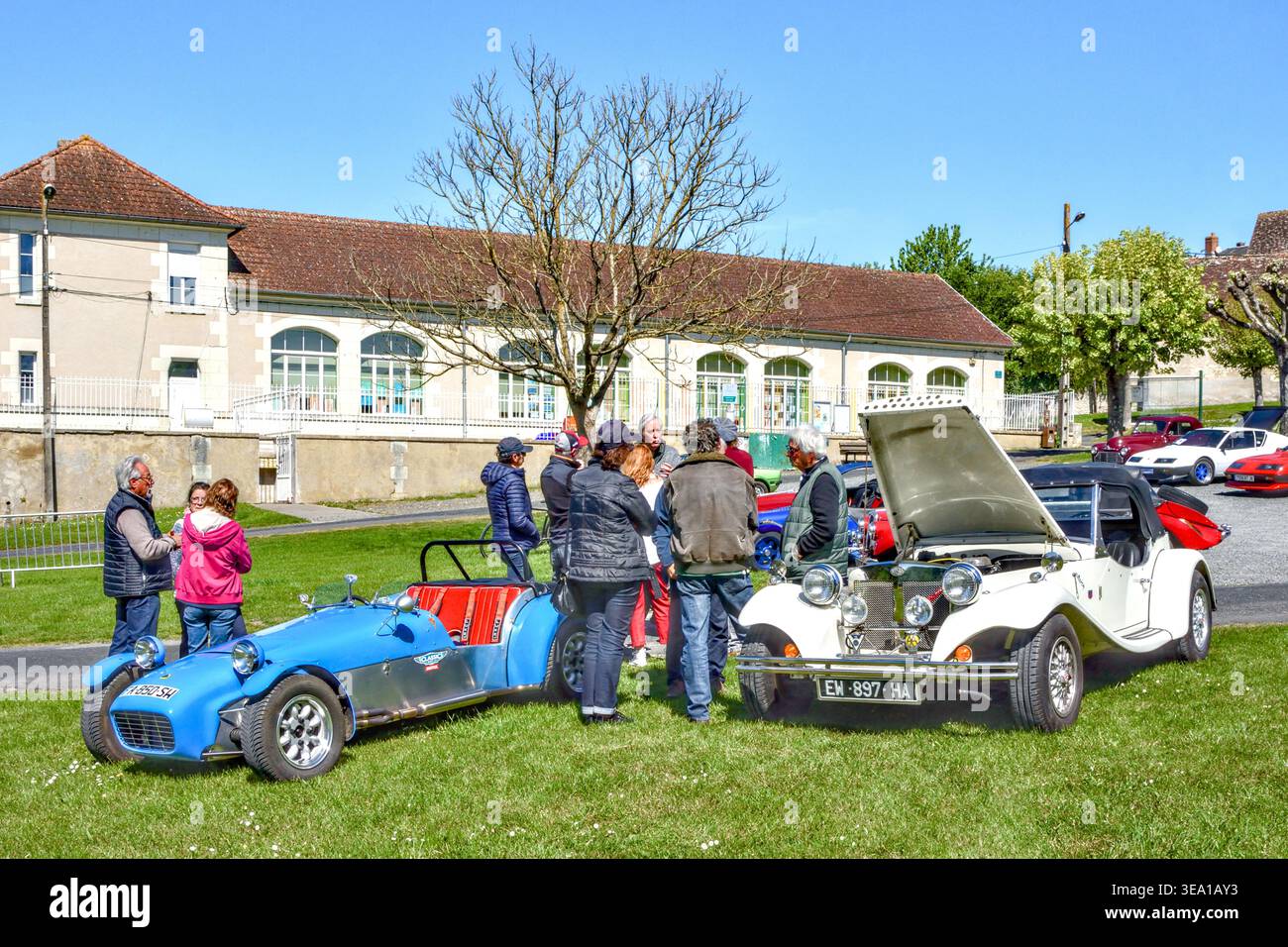 Passionnés autour d'une voiture de sport Lotus 7 et JBA Falcon (basée sur Ford) lors d'une rencontre classique et kit-car - Preuilly-sur-Claise, Indre-et-Loire (37), France. Banque D'Images