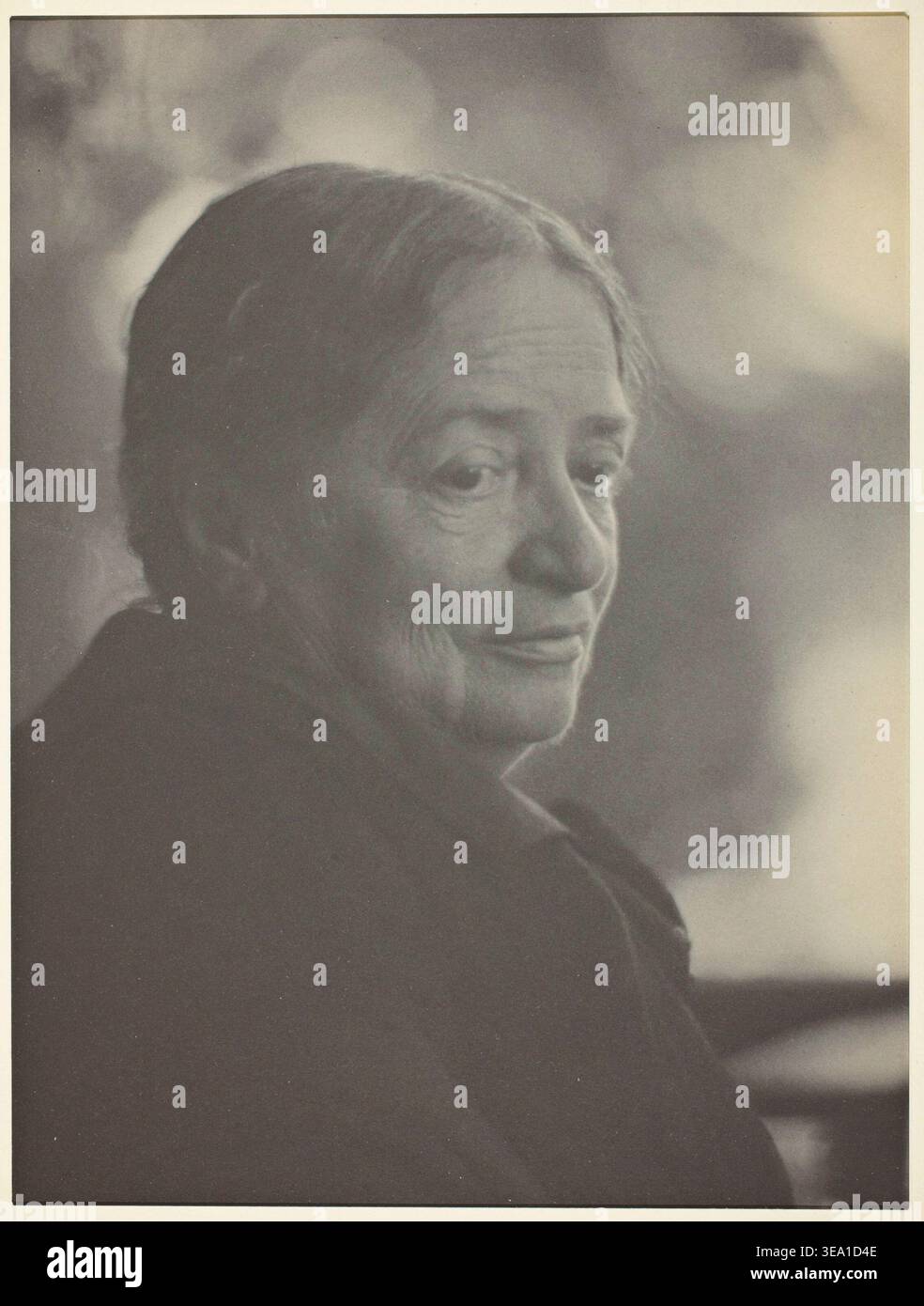 Ma d'Alfred Stieglitz, 1915–17, portrait d'une femme âgée de profil, regardant vers le bas avec une expression contemplative Banque D'Images