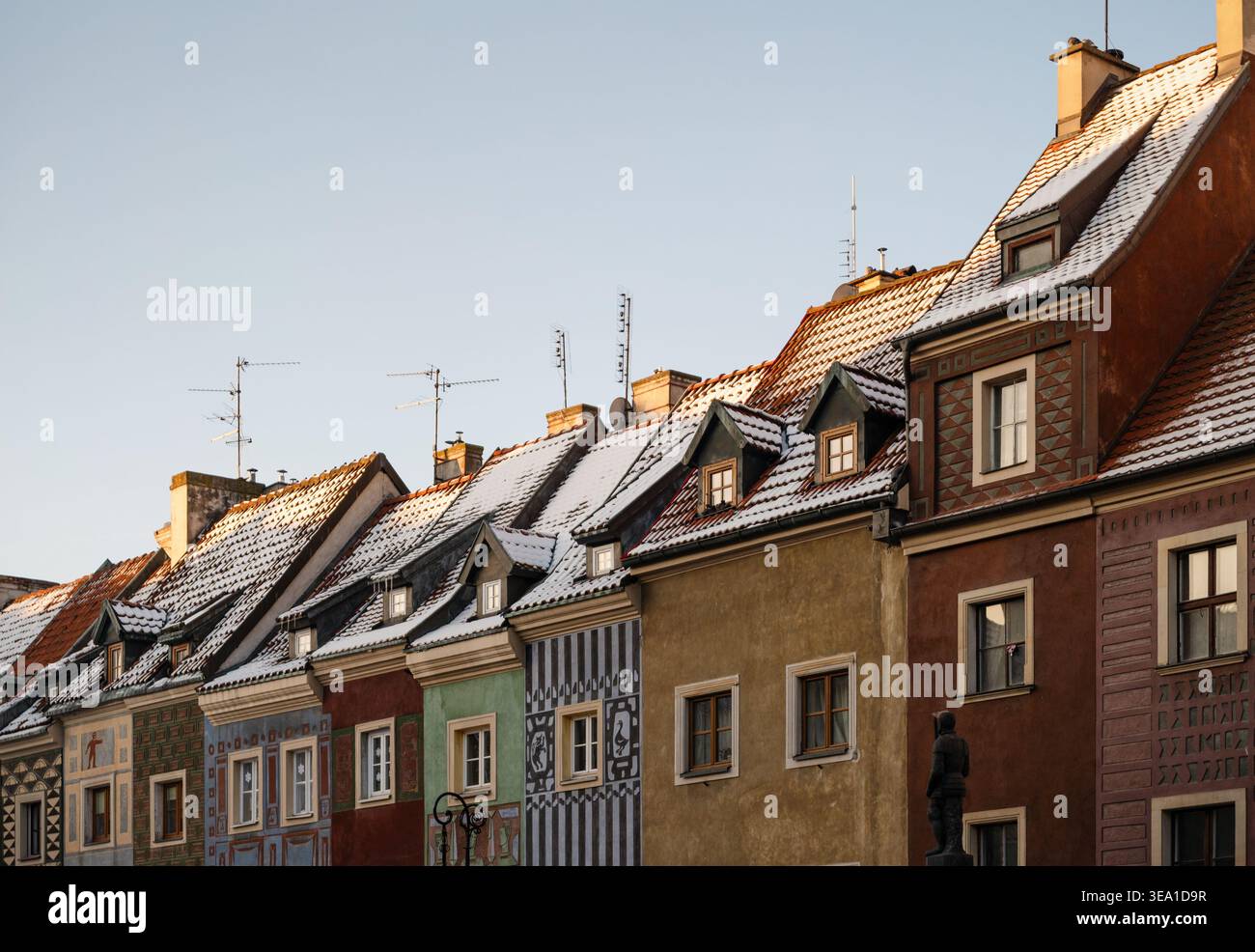 Toits d'hiver des vieilles maisons de marché à Poznan. Maisons de marchands colorées sur la place du Vieux marché, avec façades graffitos et toits enneigés Banque D'Images