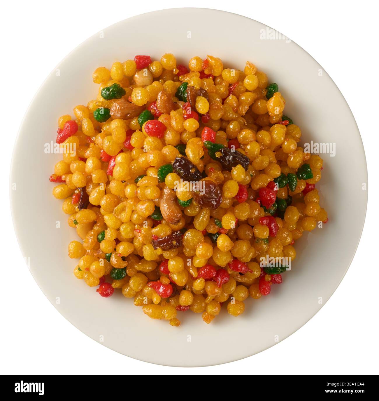 assiette en céramique blanche avec collation boondi sucrée multicolore sur fond blanc isolé, dessert indien traditionnel avec des noix de cajou et des raisins secs, vue de dessus Banque D'Images