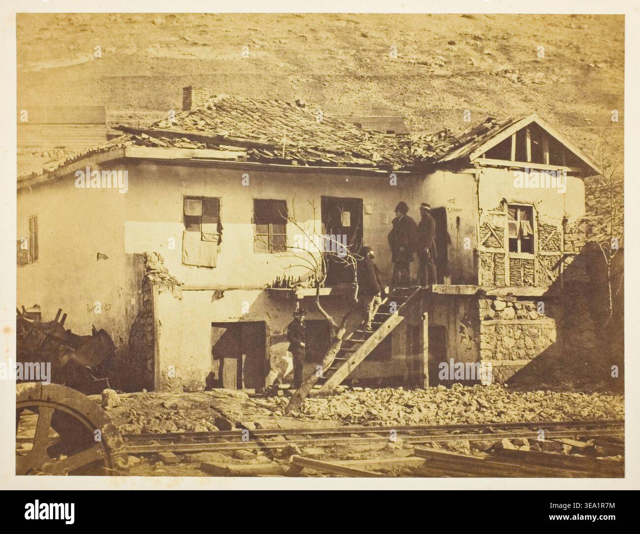 The Old Post Office, Balaklava par Roger Fenton, 1855, un bâtiment endommagé avec un toit et des fondations en pierre qui se détériorent, documentant les conséquences de la guerre de Crimée Banque D'Images