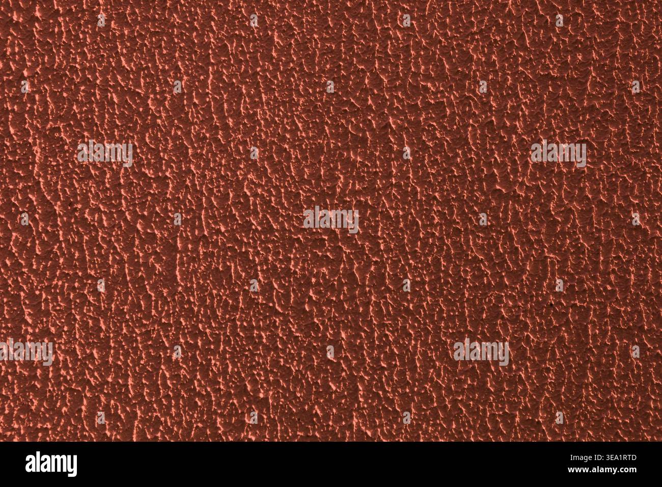 De minuscules bosses créent une texture tactile et granuleuse. Les tons chauds suggèrent un métal vieilli ou un matériau altéré. Idéal pour les arrière-plans ou les éléments de design industriel Banque D'Images