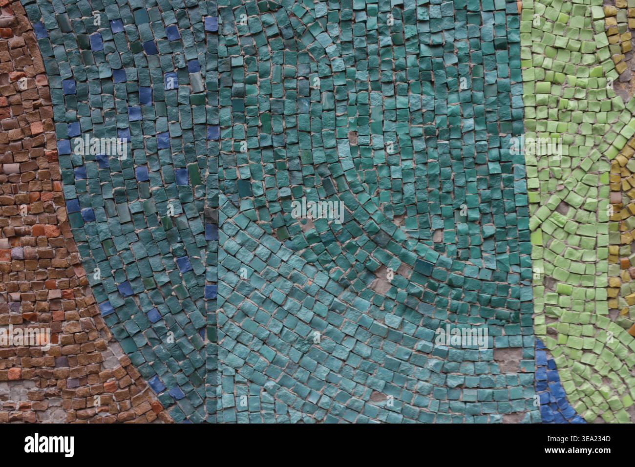 Les teintes sarcelle, bleu, vert et marron se mélangent. Les courbes circulaires créent un mouvement organique fluide. La texture est rugueuse, mais détaillée Banque D'Images
