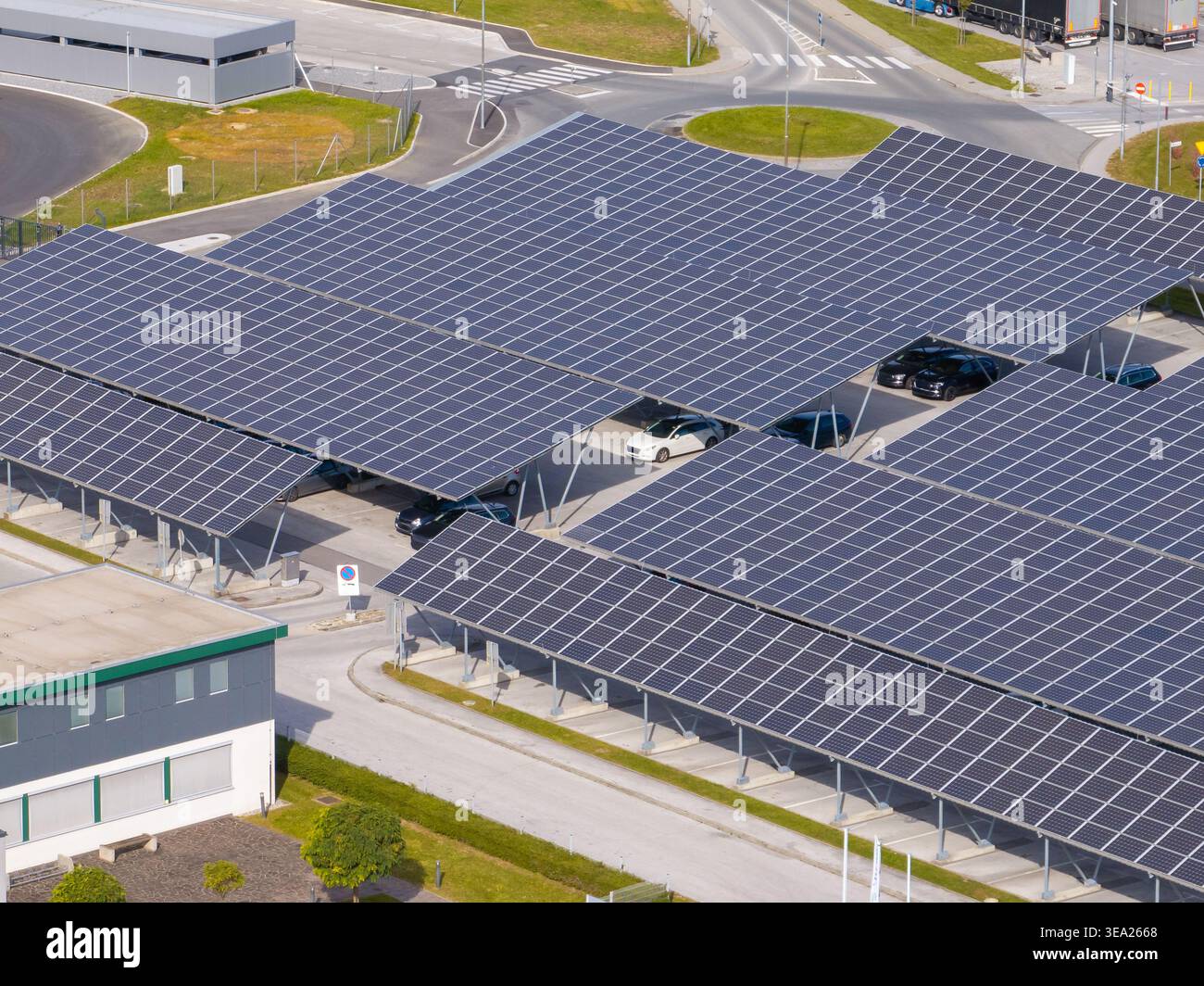 Un parking ombragé par des auvents en panneaux solaires. L'installation fournit de l'énergie et protège les véhicules des intempéries. Banque D'Images