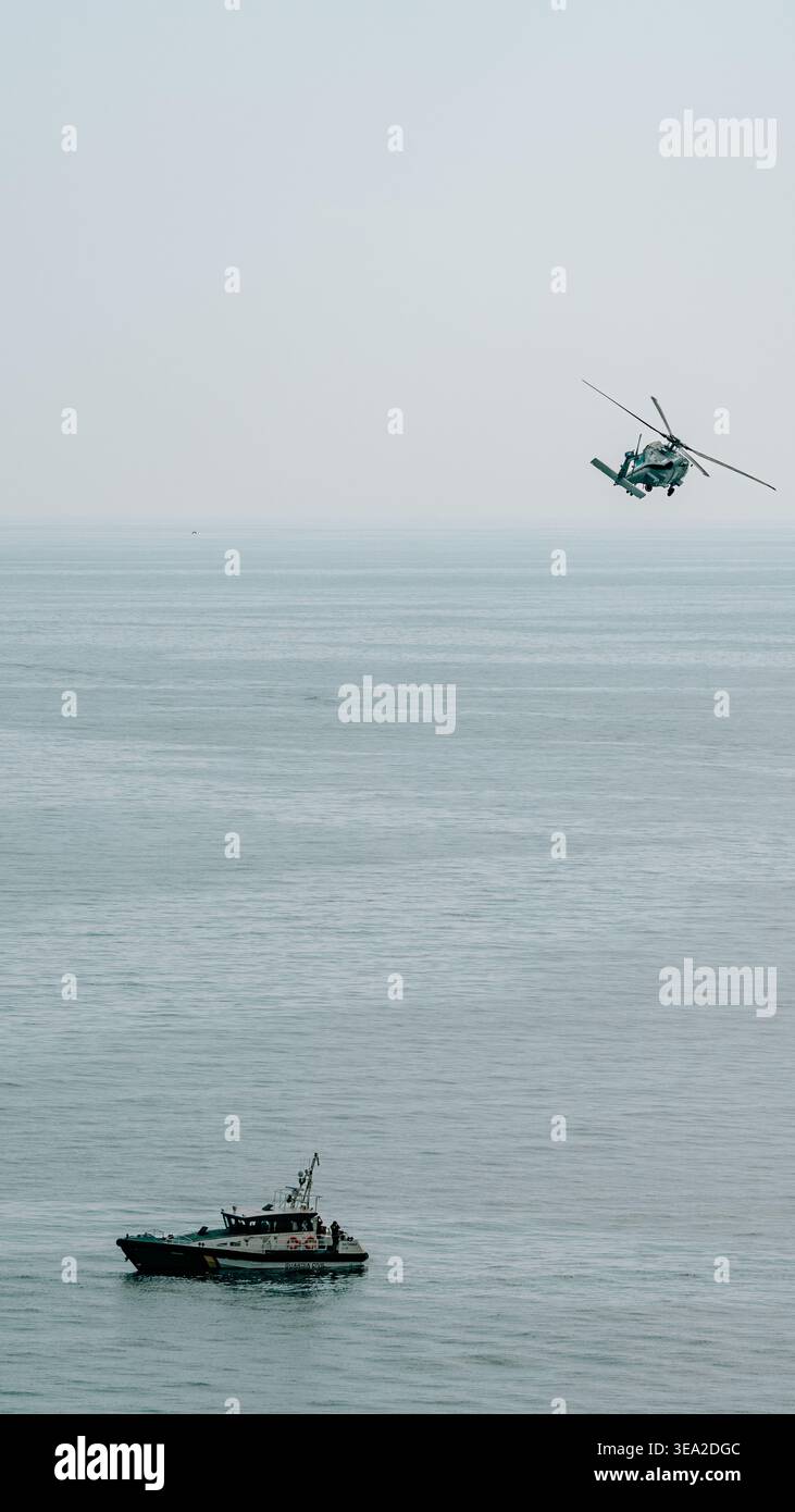 Hélicoptère SH-60 Seahawk de la Marine espagnole effectuant une démonstration en vol lors du salon aérien de Gijon le 27 juillet 2025, dans les Asturies, Espagne. Banque D'Images