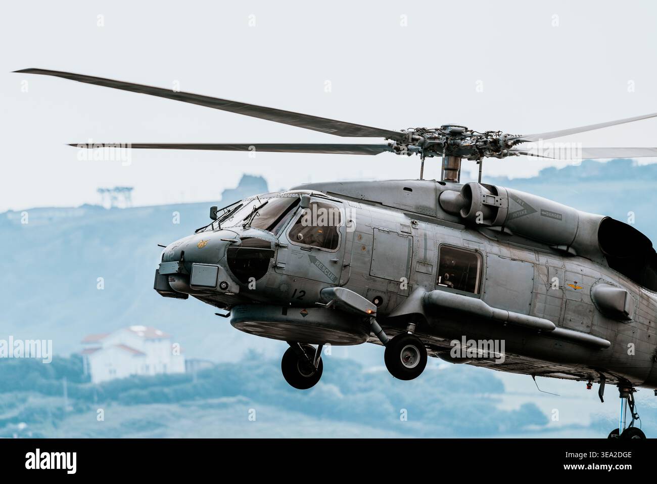 Hélicoptère SH-60 Seahawk de la Marine espagnole effectuant une démonstration en vol lors du salon aérien de Gijon le 27 juillet 2025, dans les Asturies, Espagne. Banque D'Images