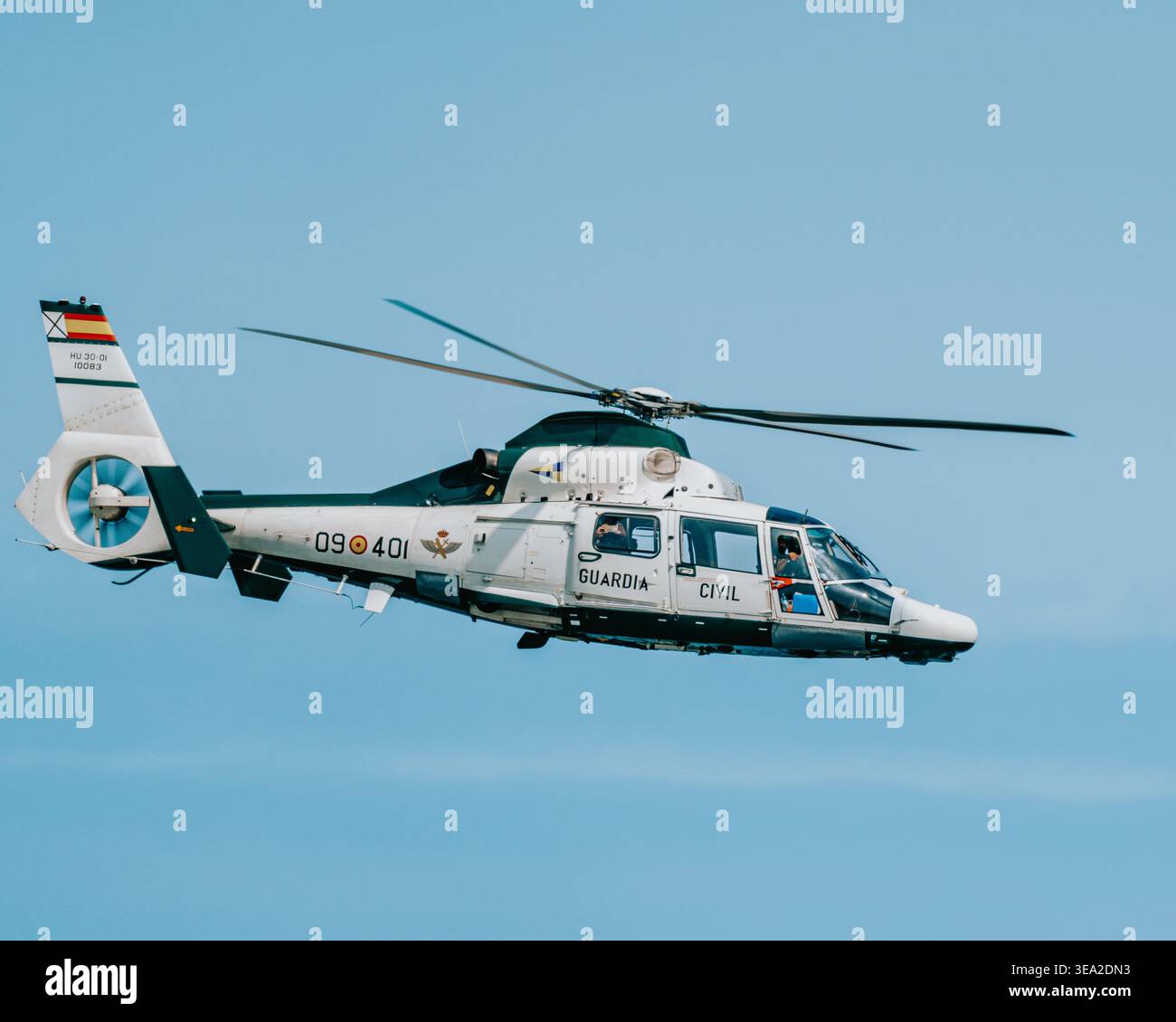 GIJON, ESPAGNE - 27 JUILLET 2025 : un hélicoptère Eurocopter AS365 Dauphin lors du salon Gijon Air Banque D'Images