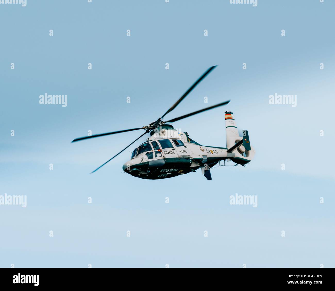 GIJON, ESPAGNE - 27 JUILLET 2025 : un hélicoptère Eurocopter AS365 Dauphin lors du salon Gijon Air Banque D'Images