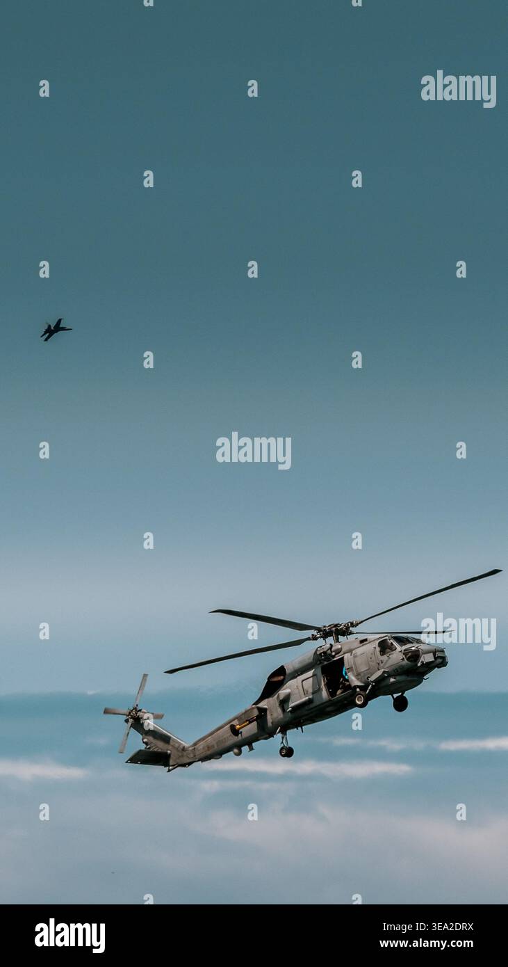 Hélicoptère SH-60 Seahawk de la Marine espagnole effectuant une démonstration en vol lors du salon aérien de Gijon le 27 juillet 2025, dans les Asturies, Espagne. Banque D'Images