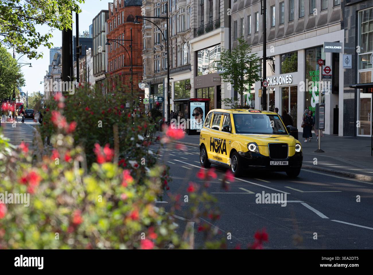 Un taxi londonien noir sur Oxford Street, Londres, Royaume-Uni Banque D'Images