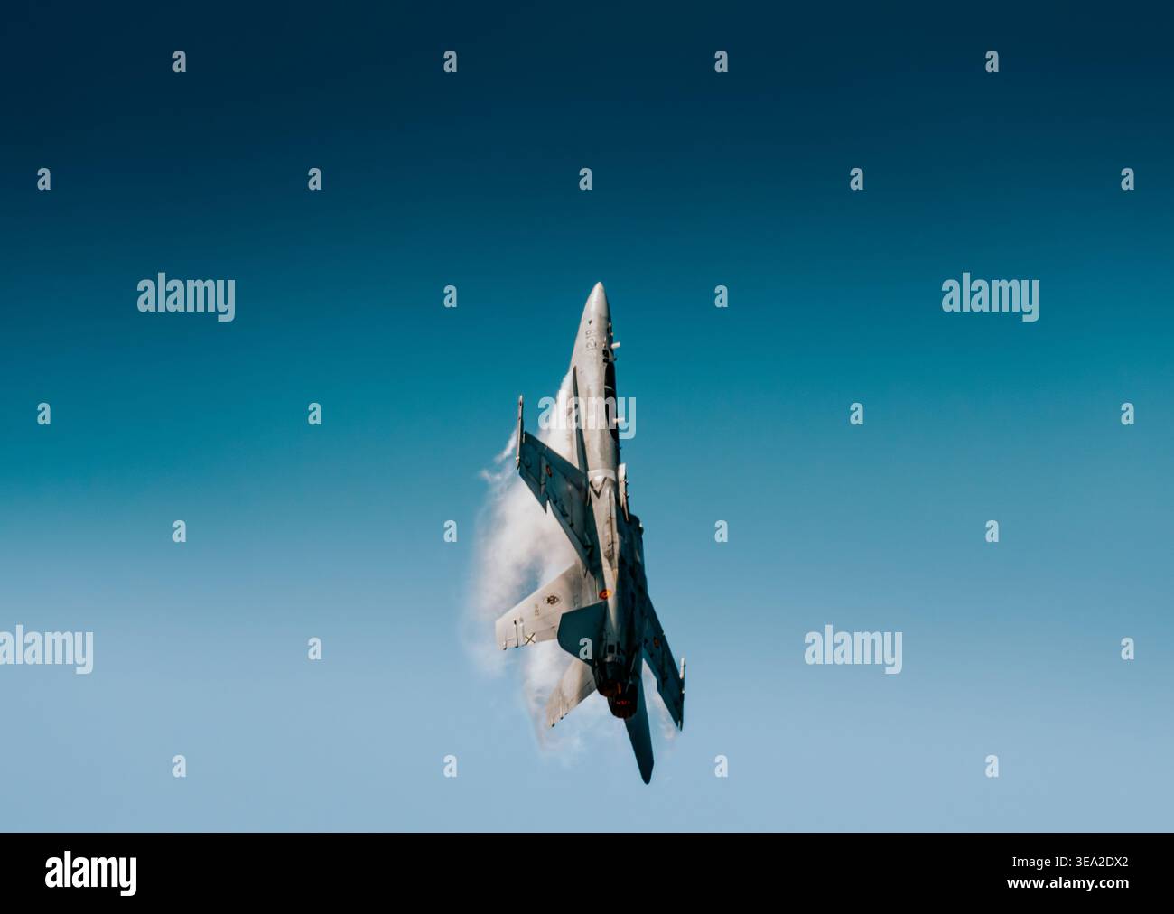 GIJON, ESPAGNE - 27 JUILLET 2025 : un avion de chasse F-18 Hornet (EF-18) de l'armée de l'air espagnole effectue une exposition aérienne au salon international de l'aéronautique de Gijon. Banque D'Images
