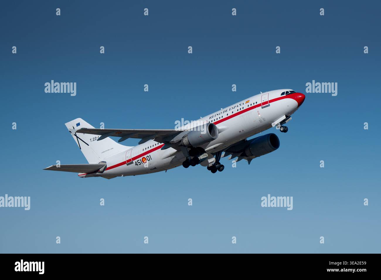 TORREJON DE ARDOZ, ESPAGNE - 16 AVRIL 2026 : un Airbus A310 (T.22) de l'armée de l'air espagnole appartenant au 45 Grupo décollant de la base aérienne de Torrejon. Cet ai Banque D'Images