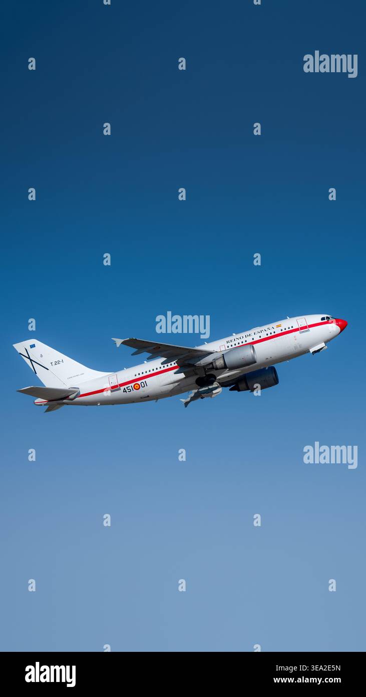 TORREJON DE ARDOZ, ESPAGNE - 16 AVRIL 2026 : un Airbus A310 (T.22) de l'armée de l'air espagnole appartenant au 45 Grupo décollant de la base aérienne de Torrejon. Cet ai Banque D'Images
