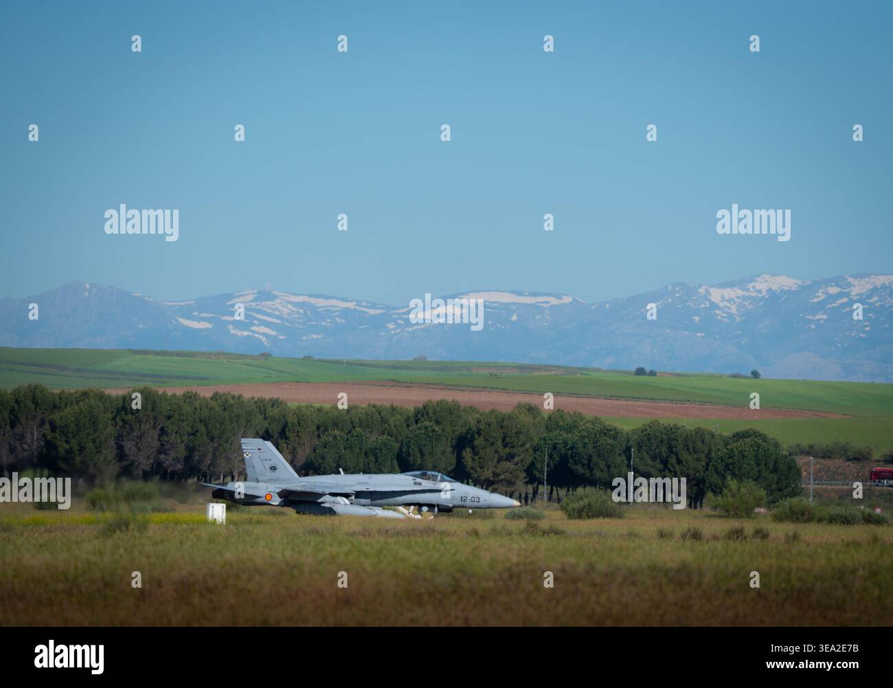 TORREJON DE ARDOZ, ESPAGNE - 16 AVRIL 2026 : démarrage du moteur EF-18 de l'armée de l'air espagnole et vérifications préalables au vol sur la ligne de vol lors d'une visite de base. Banque D'Images