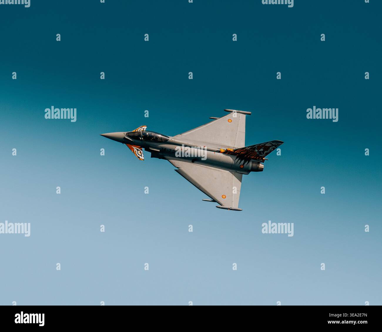GIJON, ESPAGNE - 27 JUILLET 2025 : un avion de chasse Eurofighter Typhoon de l'armée de l'air espagnole effectue une manœuvre à grande vitesse au salon aérien de Gijon dans les Asturies, Spa Banque D'Images