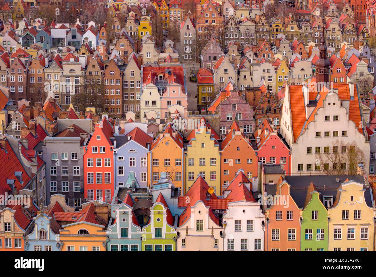 Vue aérienne de maisons historiques colorées avec toits rouges et façades étroites dans la vieille ville de Gdansk, Voïvodie de Poméranie, Pologne. Banque D'Images