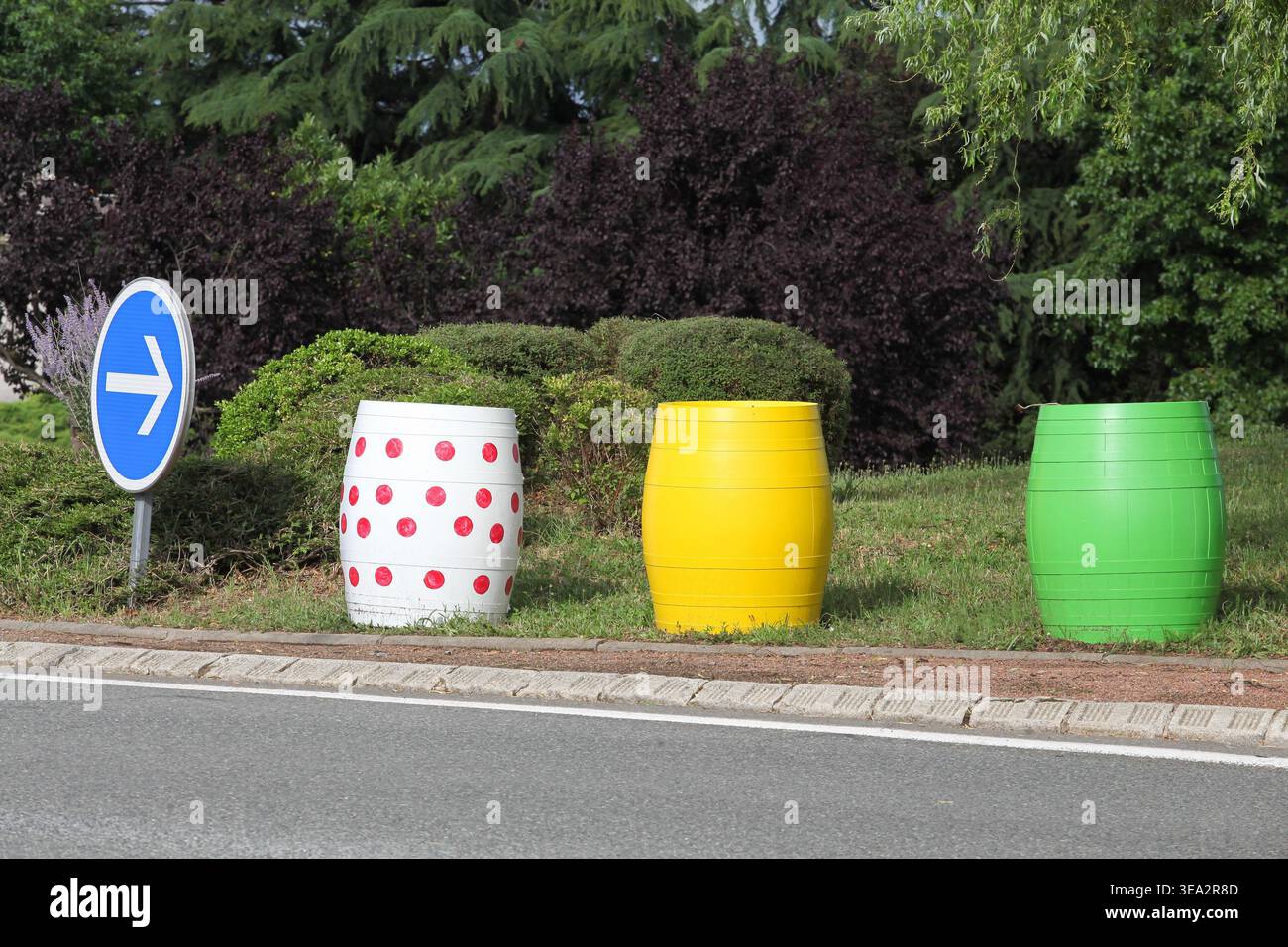 Belleville-en-Beaujolais, France - 12 juillet 2023 : des tonneaux aux couleurs des maillots de leader du Tour de France au rond-point Banque D'Images