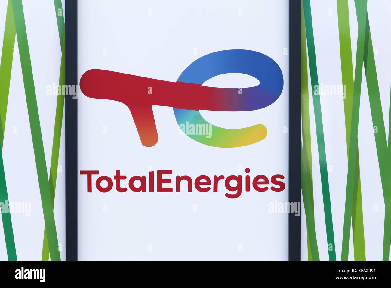Belleville, France - 29 septembre 2024 : TotalEnergies est une entreprise internationale française de services publics d'électricité, qui opère dans les domaines de l'électricité Banque D'Images
