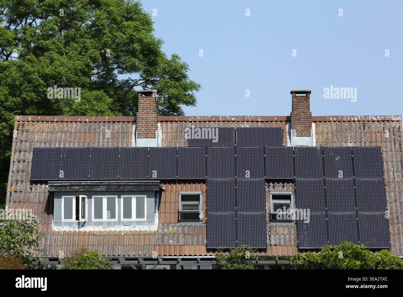 Panneaux solaires sur un toit d'une maison Banque D'Images