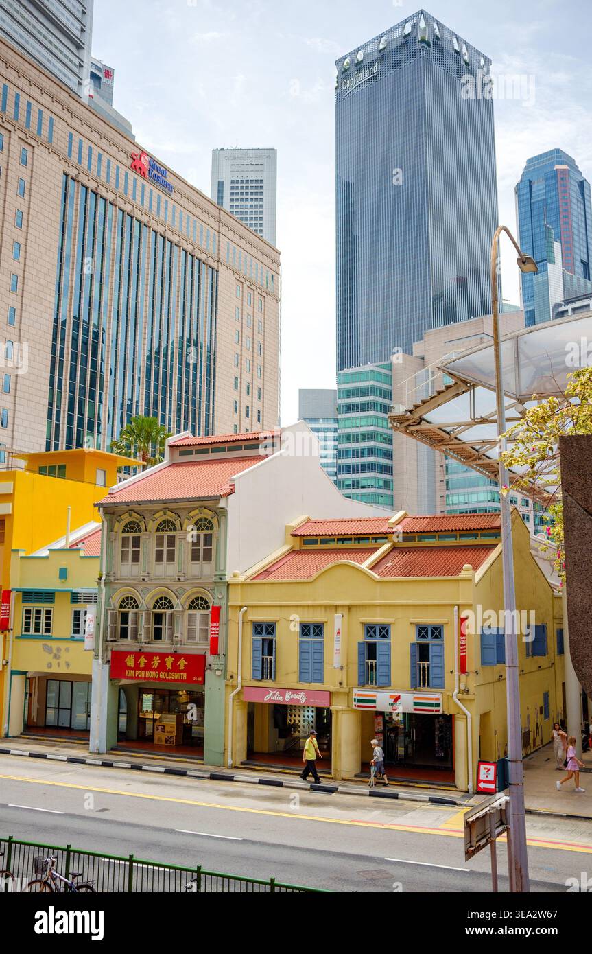 Un contraste entre les boutiques traditionnelles colorées et les gratte-ciel modernes de Pickering Street Chinatown Singapore Asia. Banque D'Images