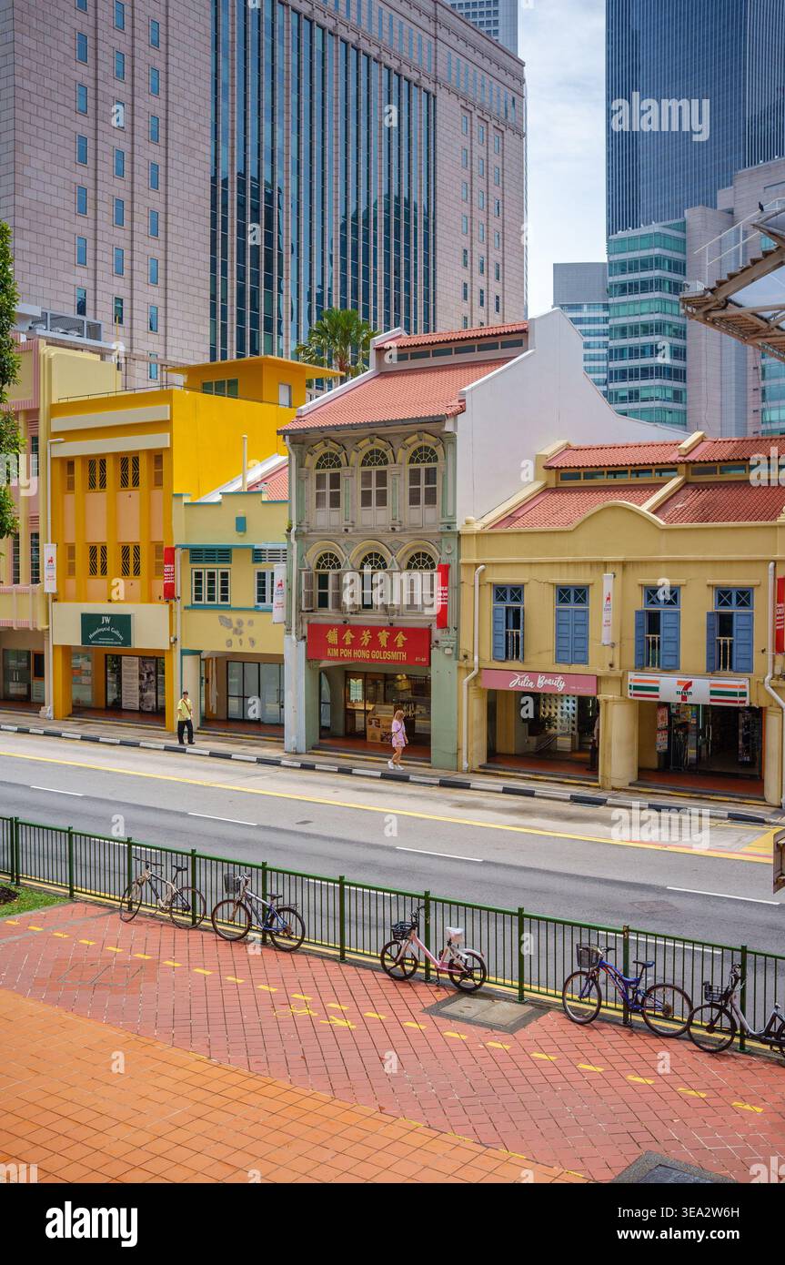 Un contraste entre les boutiques traditionnelles colorées et les gratte-ciel modernes de Pickering Street Chinatown Singapore Asia. Banque D'Images