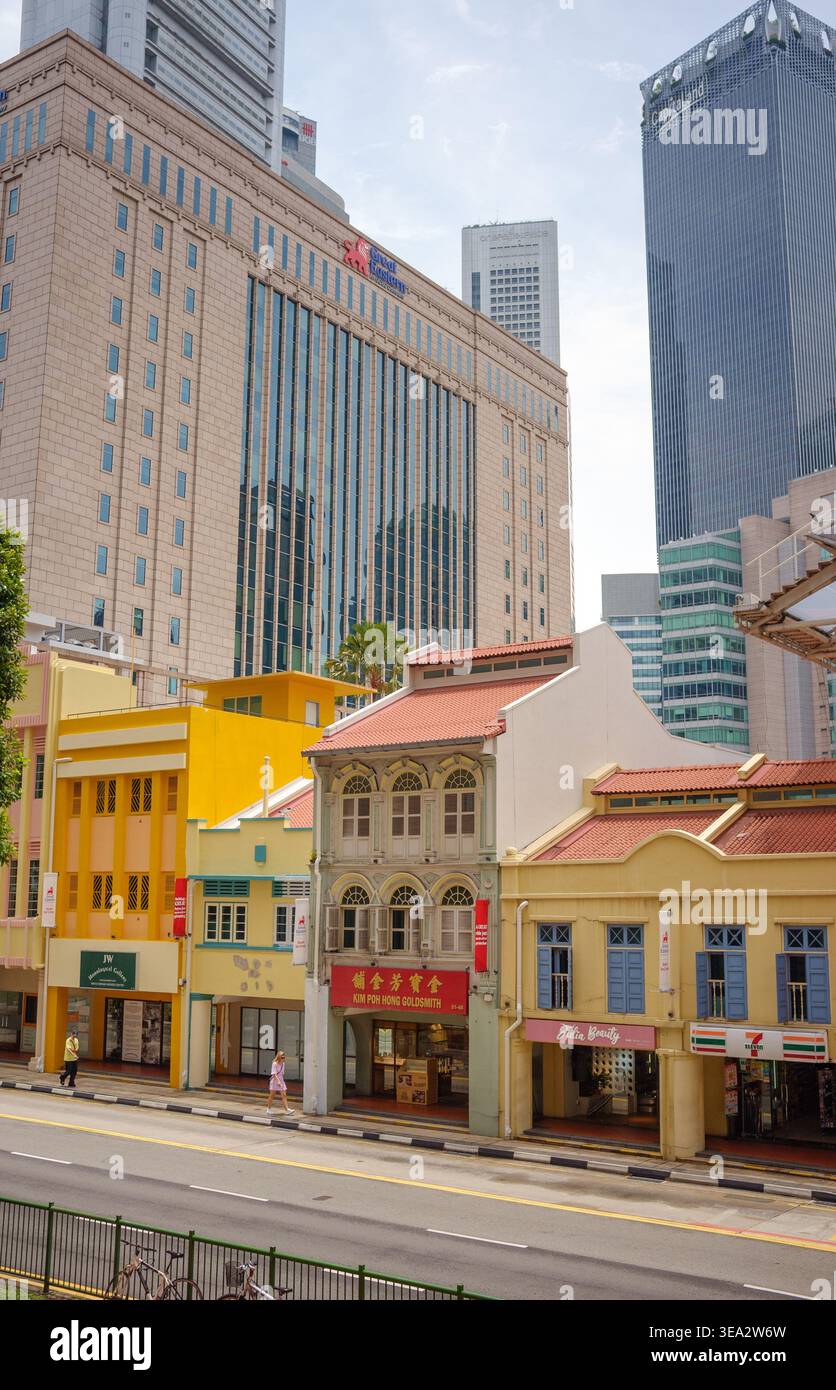 Un contraste entre les boutiques traditionnelles colorées et les gratte-ciel modernes de Pickering Street Chinatown Singapore Asia. Banque D'Images