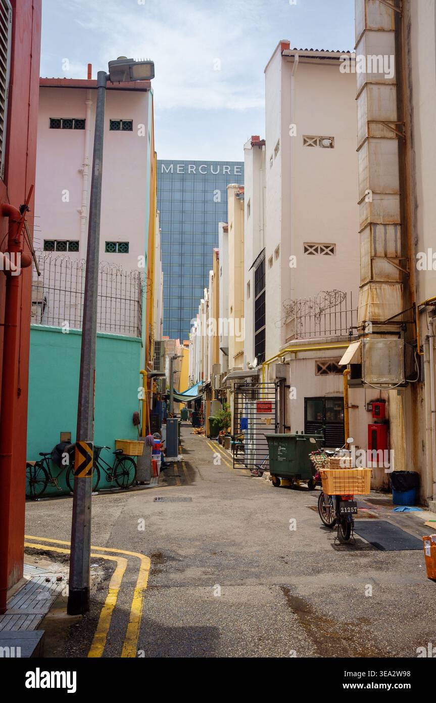 Une vue des rues étroites de Singapour dans Chinatown montrant l'arrière des shophouses . Banque D'Images